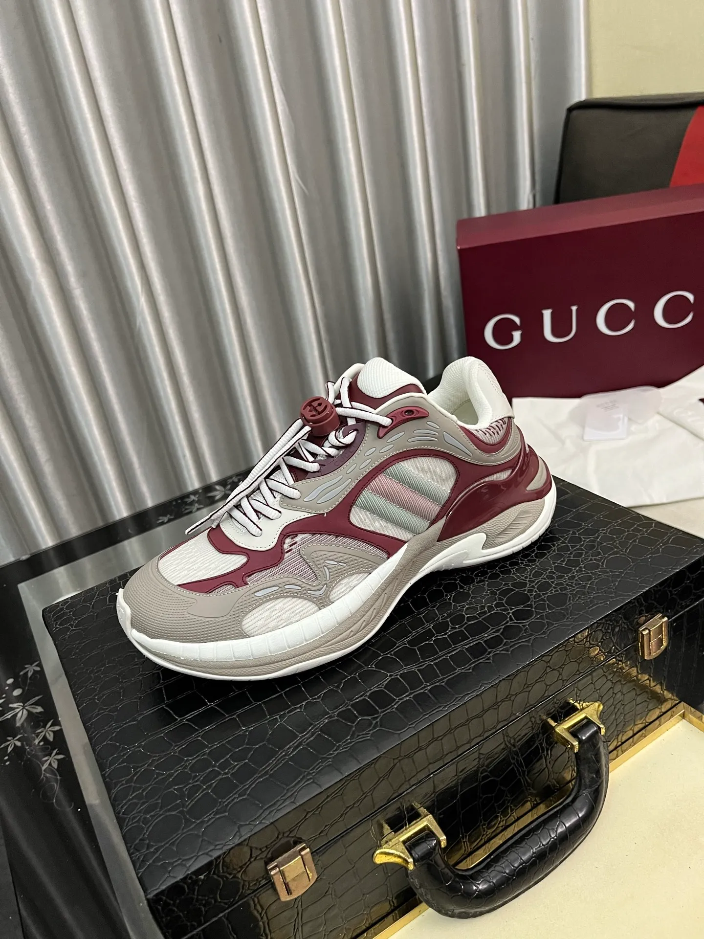 Men's men's shoes 💰1040⌚️⌚️GUCCI Gucci's new dad shoes 🇮🇹Top version🇮🇹🔜Purchasing level High version: The original disassembly took more than 3 months to develop 1:1, the version has been upgraded again, chips, packaging, imported mesh, all made with computerized cars Couple 👫 style 🔜Versatile in all seasons🔜 Fashion🔜 Personality 🔜Distinctive 🔵Full range of layouts, welcome to inquire for pictures Outsole: The latest original developed TPU vacuum Upper: Original mesh, super breathable 💯Full set of packaging Medium and low belt LOGO Size: Women's size 35-40 Men's size 38-45 (38 45 customized